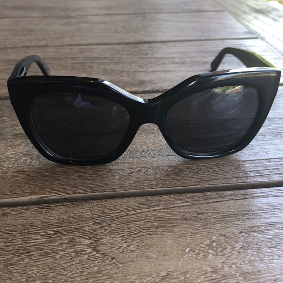 Balenciaga Sunglasses 100 UV Protection - Picture 2 of 4